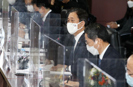 성윤모 산업통상자원부 장관이 22일 오후 서울 중구 한국무역보험공사에서 열린 제22차 에너지위원회의에 참석, 발언하고 있다. 연합뉴스